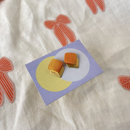 Ohrstecker Open Symbol .  Orangegelber Seide . Sillow