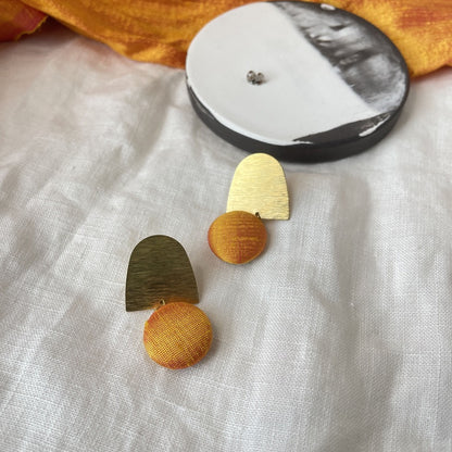 Ohrstecker Monta. Orangegelbe Seide Sillow