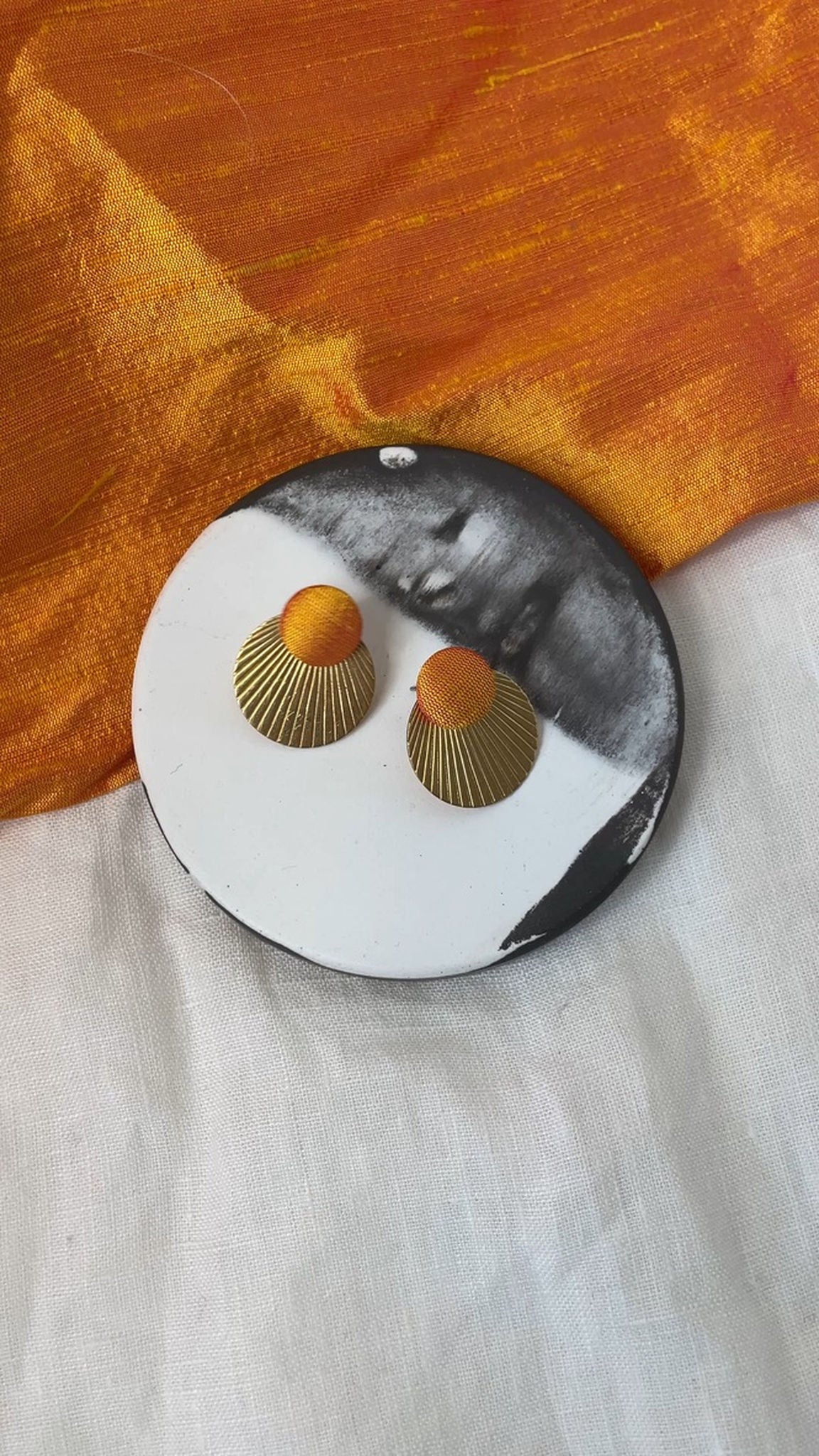 Ohrstecker Rundling . Orangegelber Seide . Sillow