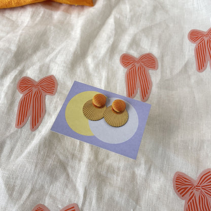 Ohrstecker Rundling . Orangegelber Seide . Sillow