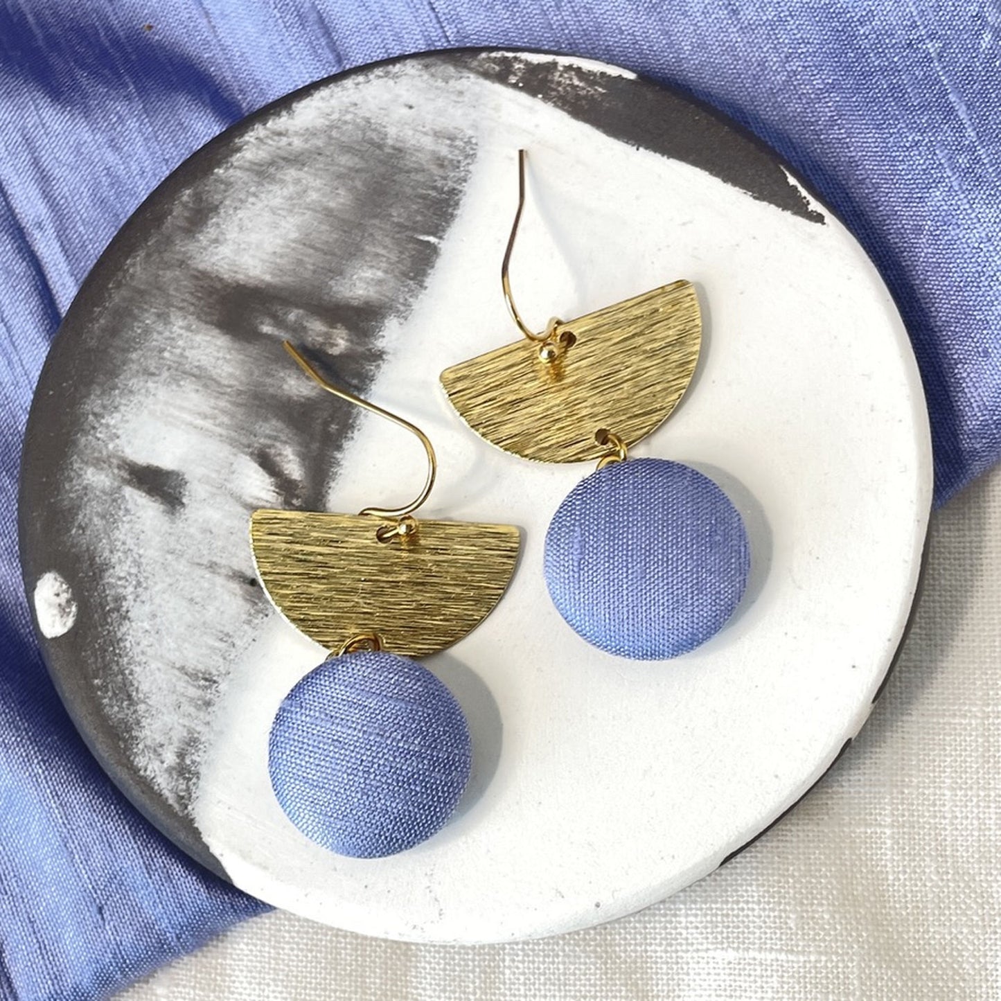 Ohrringe Halbmond . Fliederblaue Seide