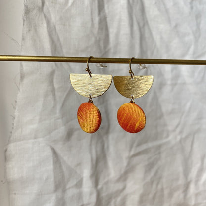 Ohrringe Halbmond . Orangegelber Seide . Sillow