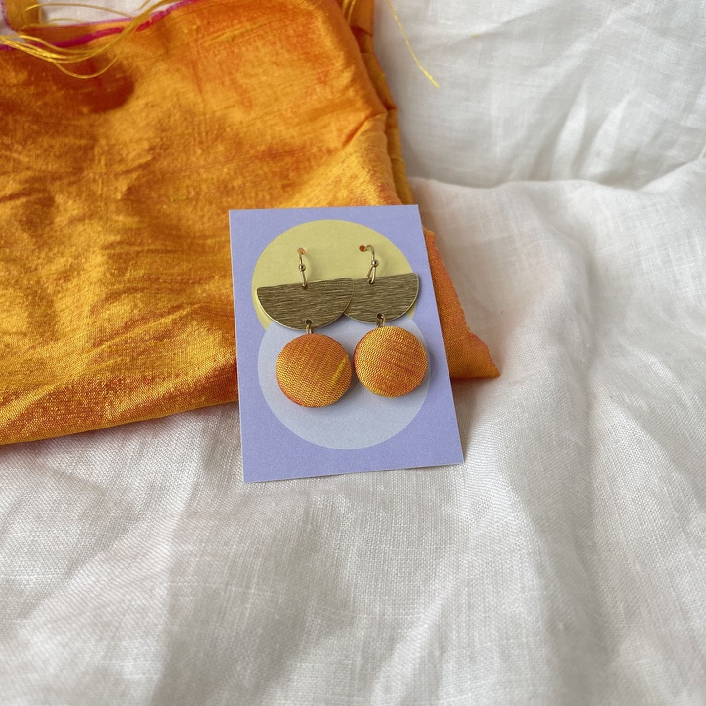 Ohrringe Halbmond . Orangegelber Seide . Sillow
