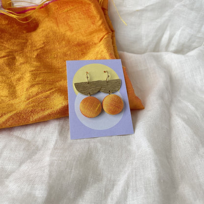 Ohrringe Halbmond . Orangegelber Seide . Sillow