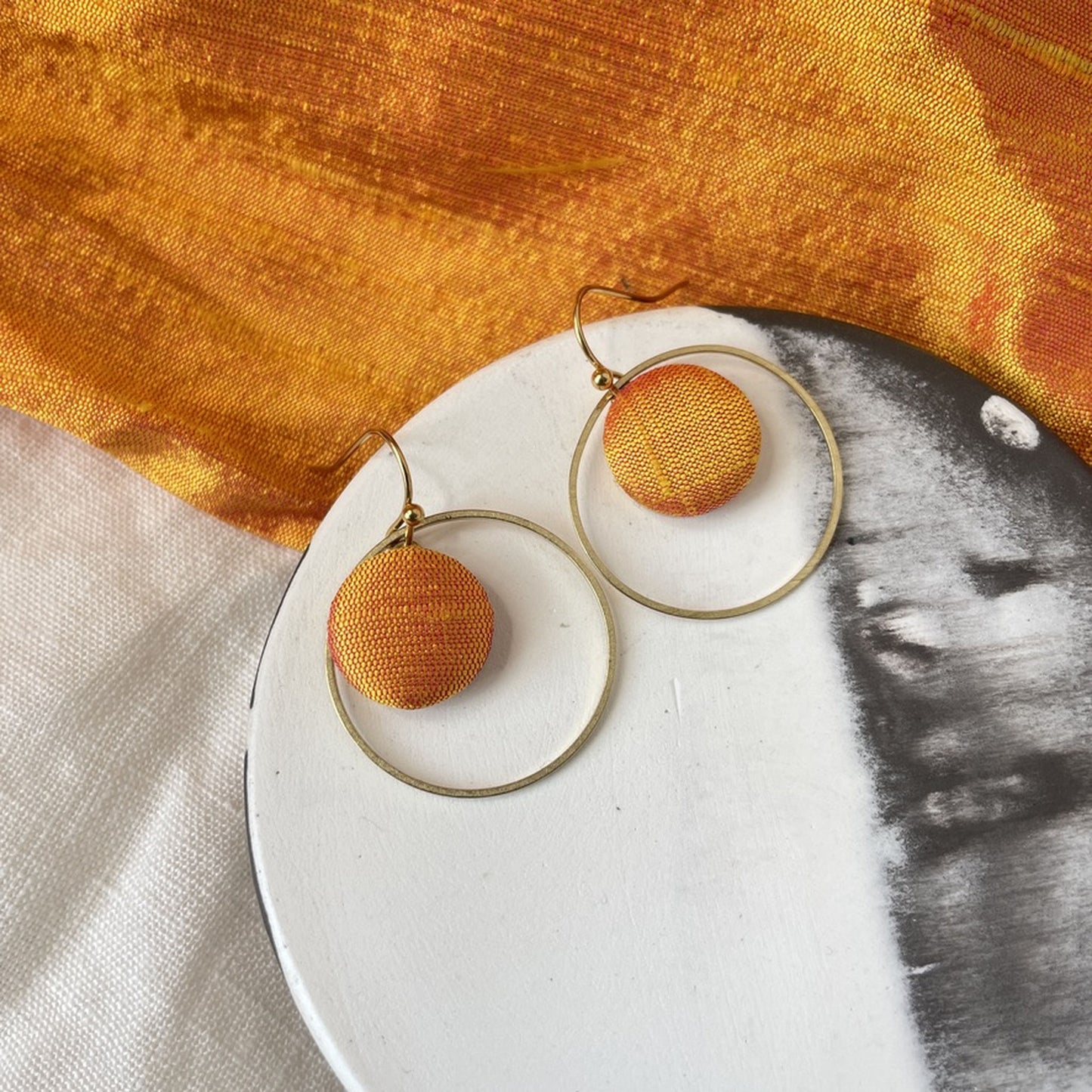 Ohrringe Inner Circle klein in Orangegelber Seide . Sillow