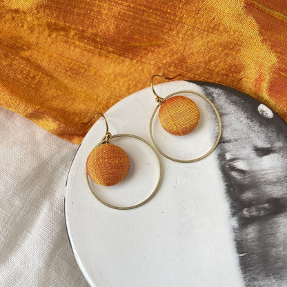 Ohrringe Inner Circle klein in Orangegelber Seide . Sillow