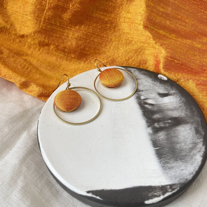 Ohrringe Inner Circle klein in Orangegelber Seide . Sillow