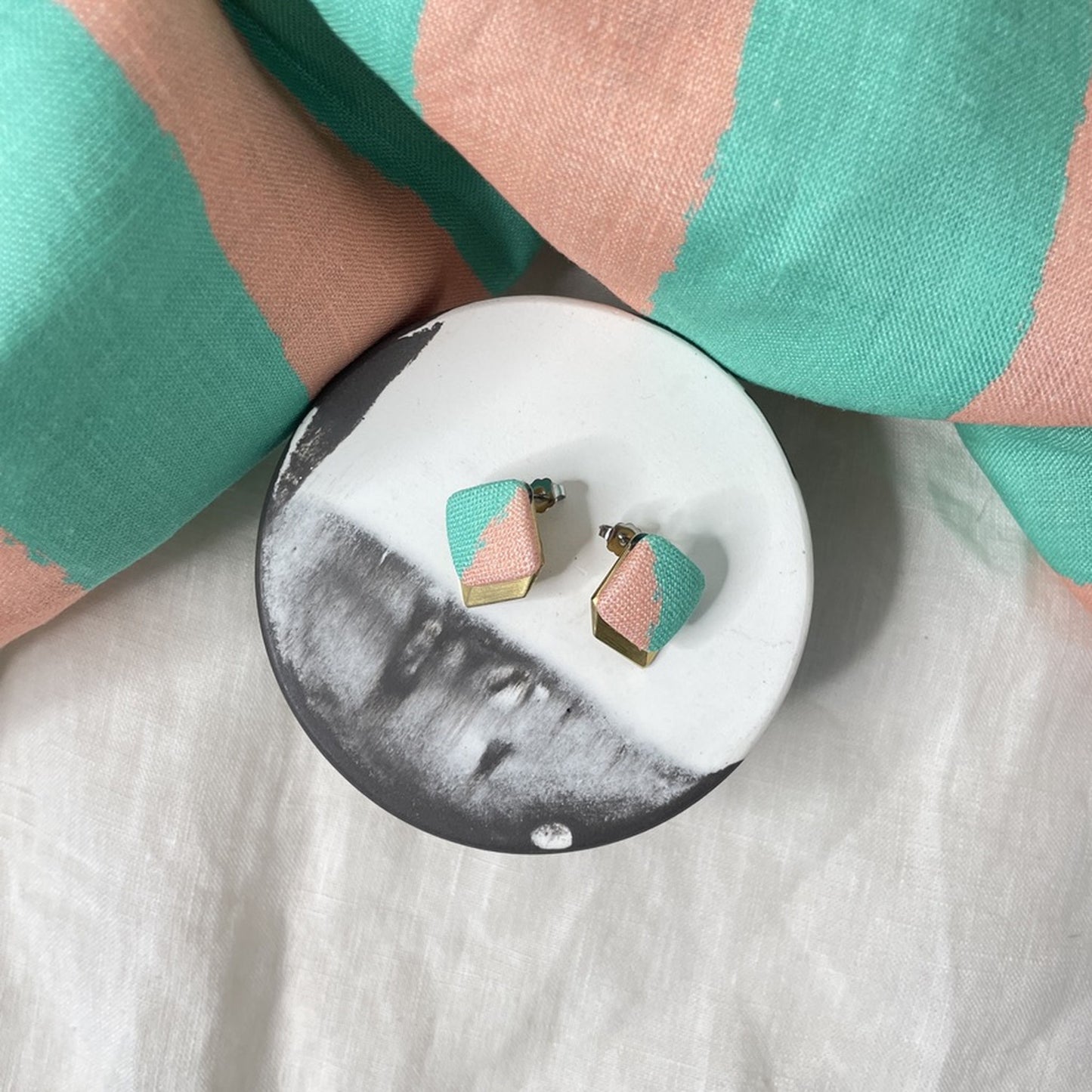 Ohrstecker Open Symbol .  Mint und Rosa