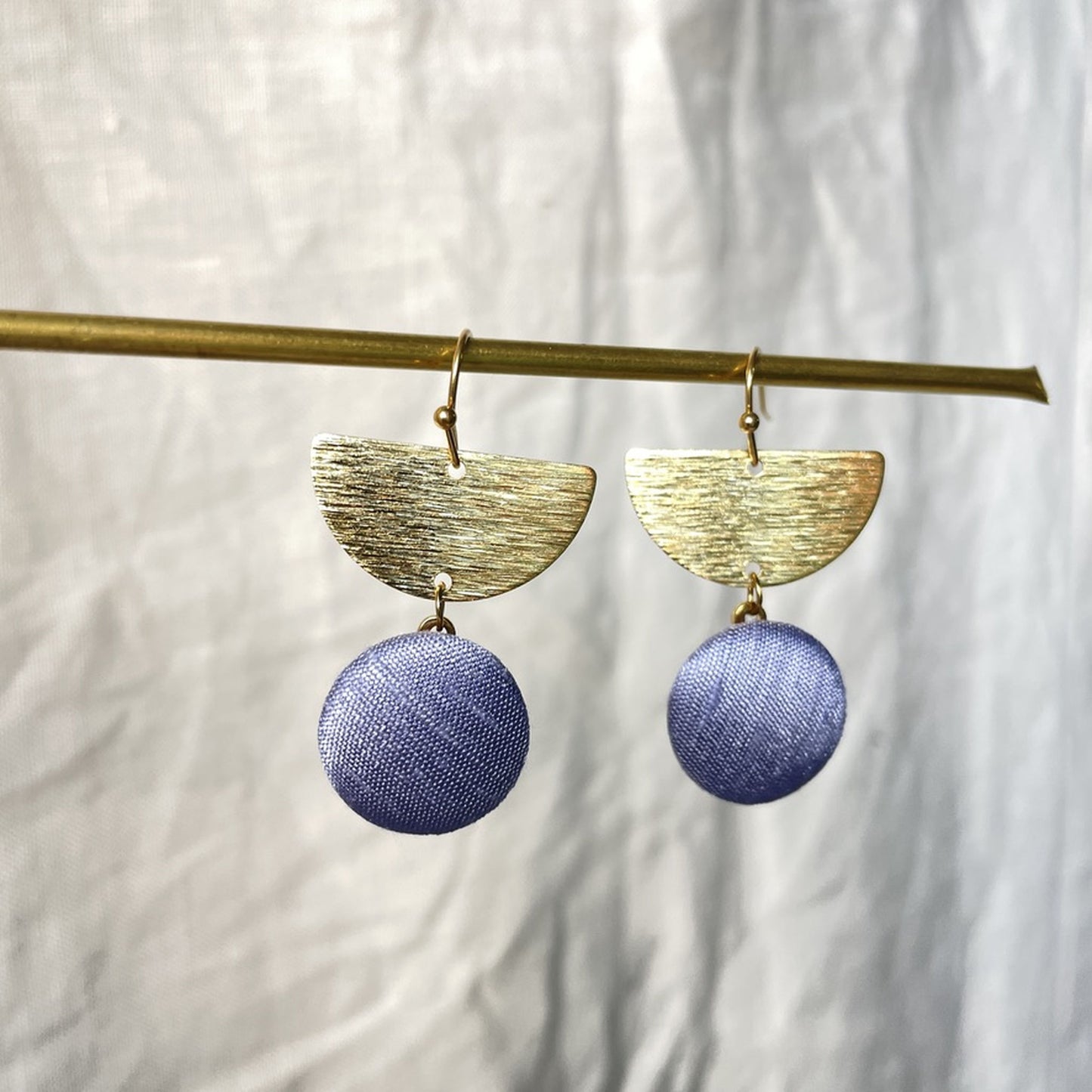 Ohrringe Halbmond . Fliederblaue Seide