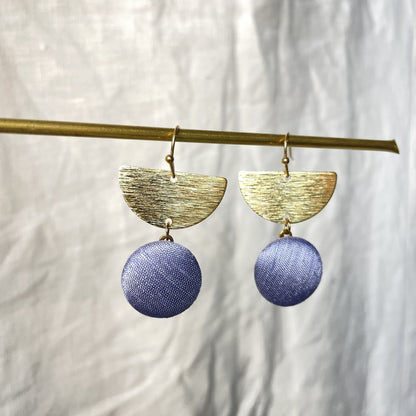 Ohrringe Halbmond . Fliederblaue Seide