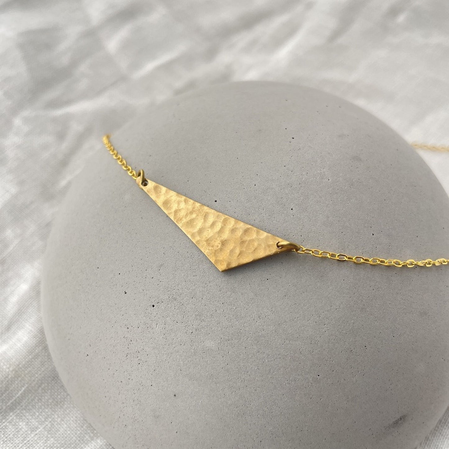 Sira . Kette mit Dreieck . gehämmert