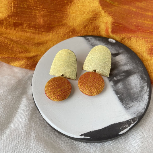 Ohrstecker Monta. Orangegelbe Seide Sillow