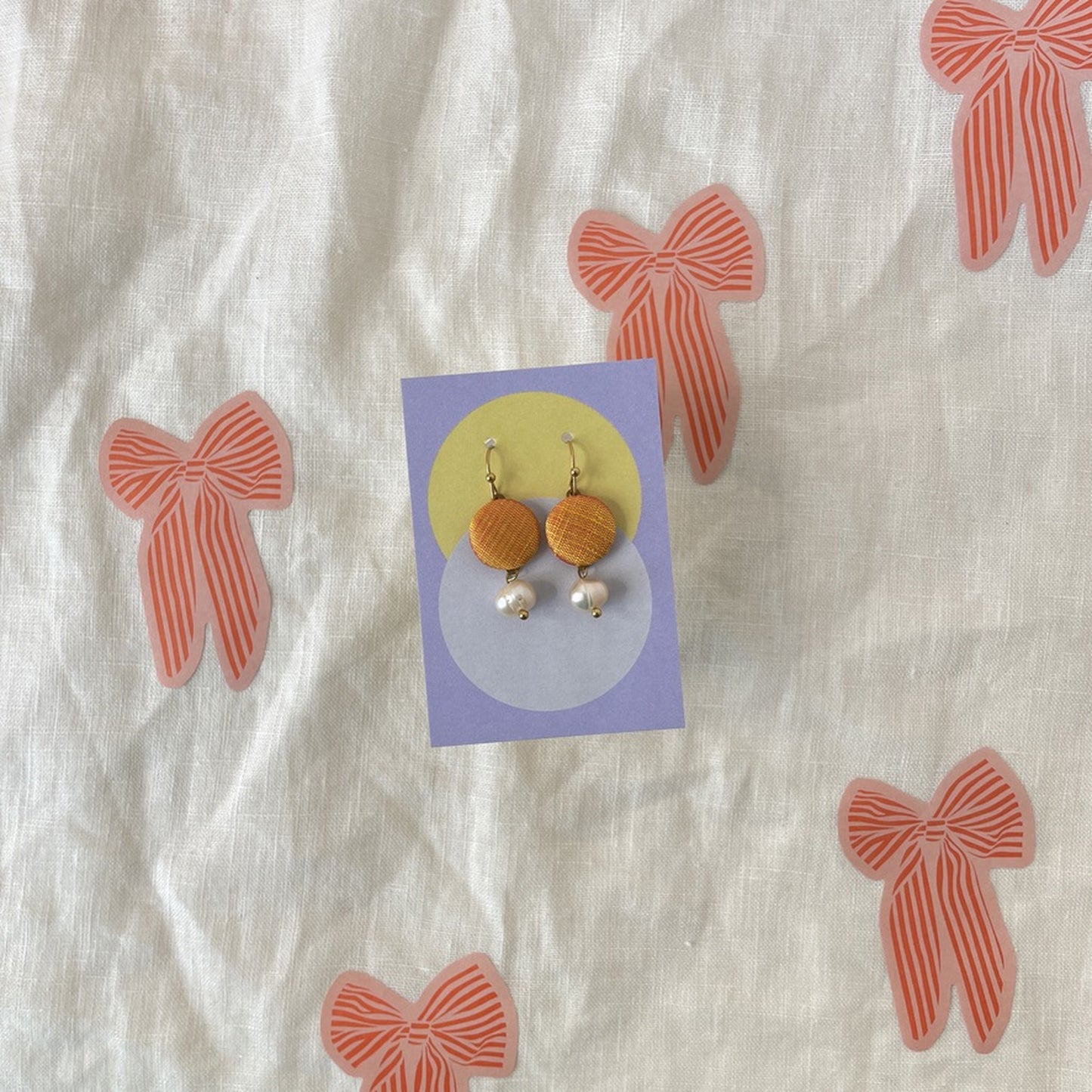 Ohrringe Superel in Orangegelber Seide . Sillow