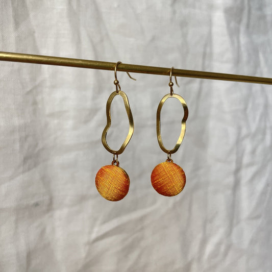 Ohrringe Swing in Orangegelber Seide . Sillow