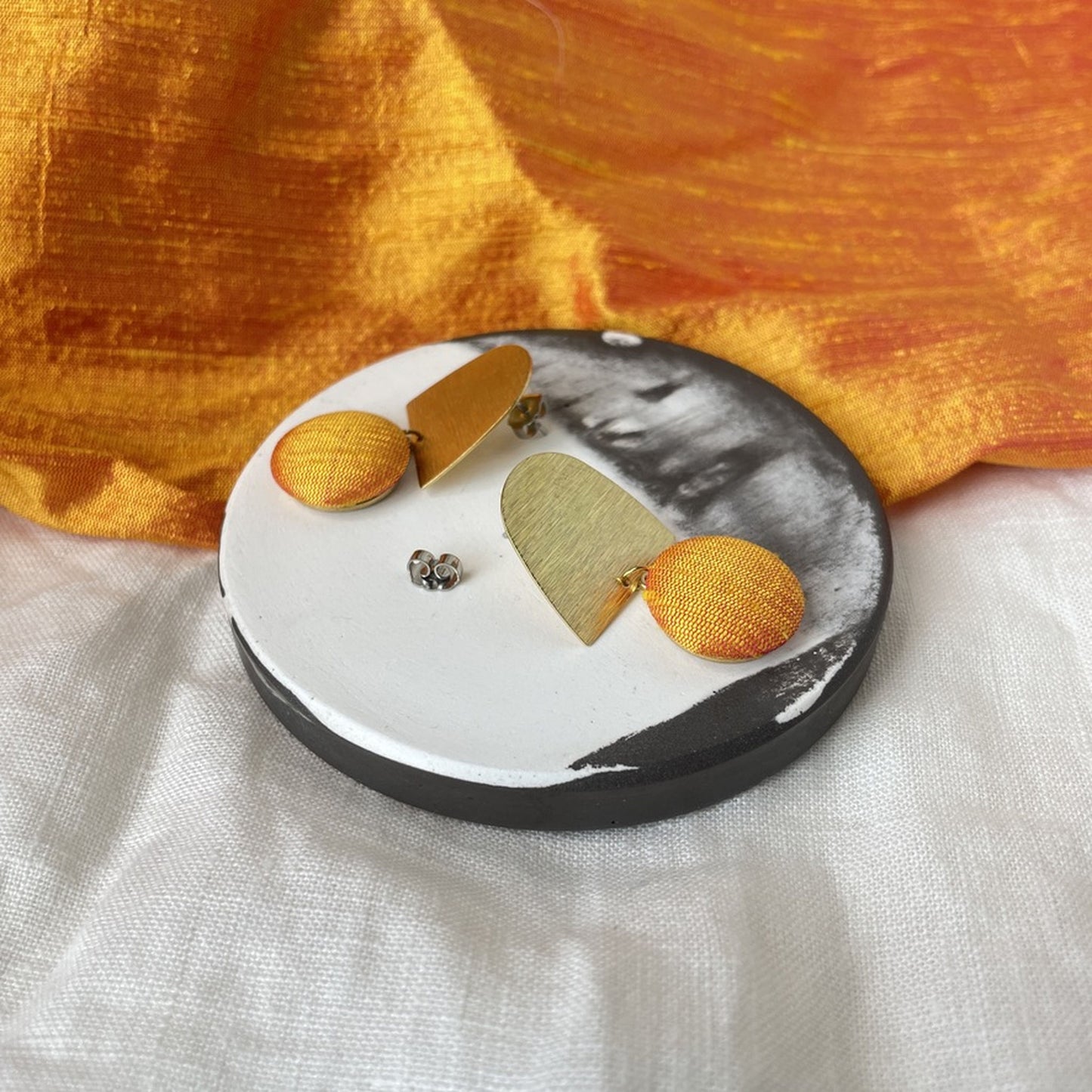 Ohrstecker Monta. Orangegelbe Seide Sillow