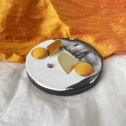 Ohrstecker Monta. Orangegelbe Seide Sillow