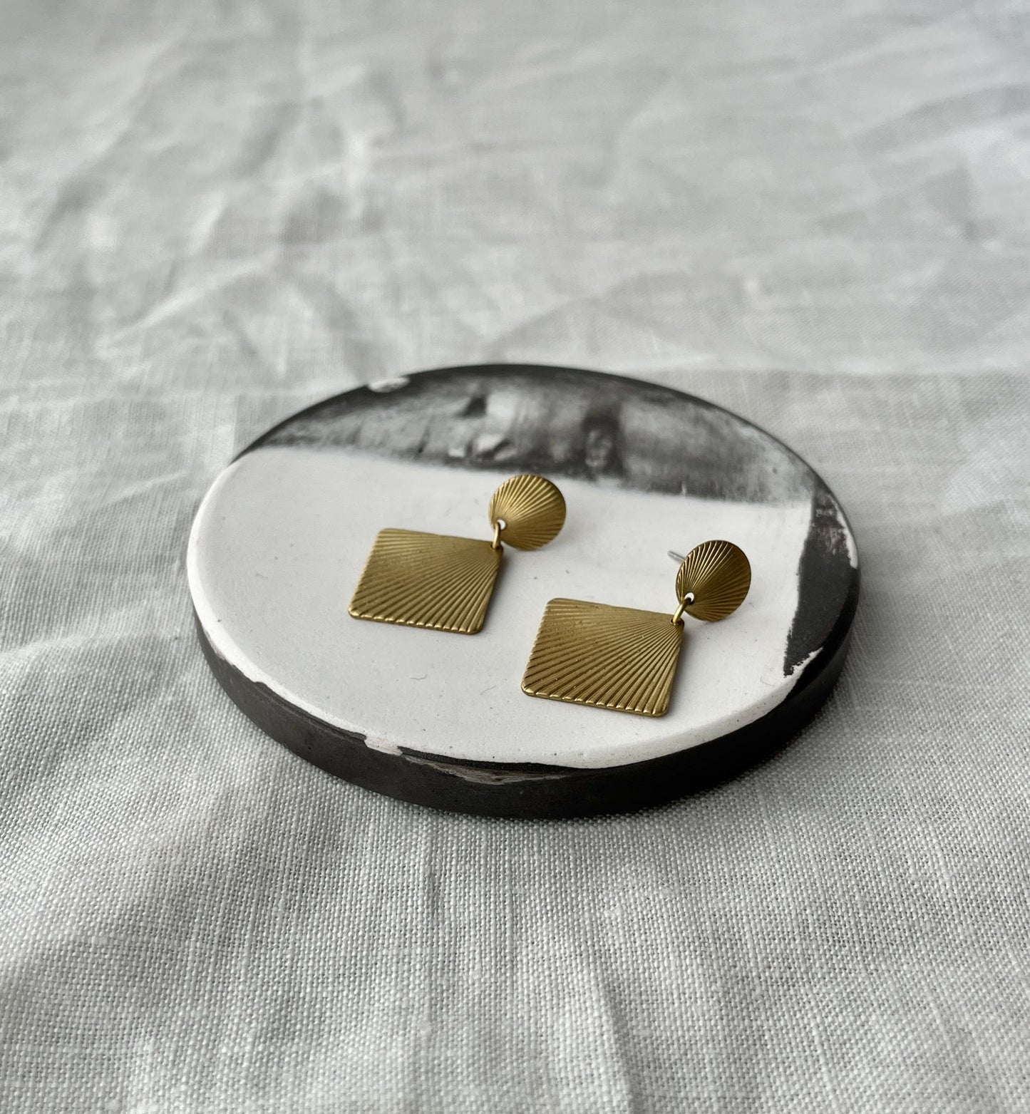 ✨Kuar – Ohrstecker mit Kreis und Quadrat in Muschelmuster