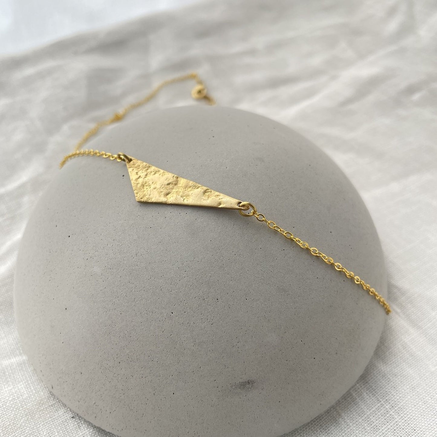 Dria . Kette mit Dreieck . Mond