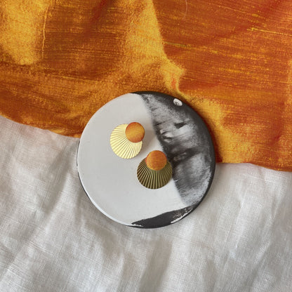 Ohrstecker Rundling . Orangegelber Seide . Sillow