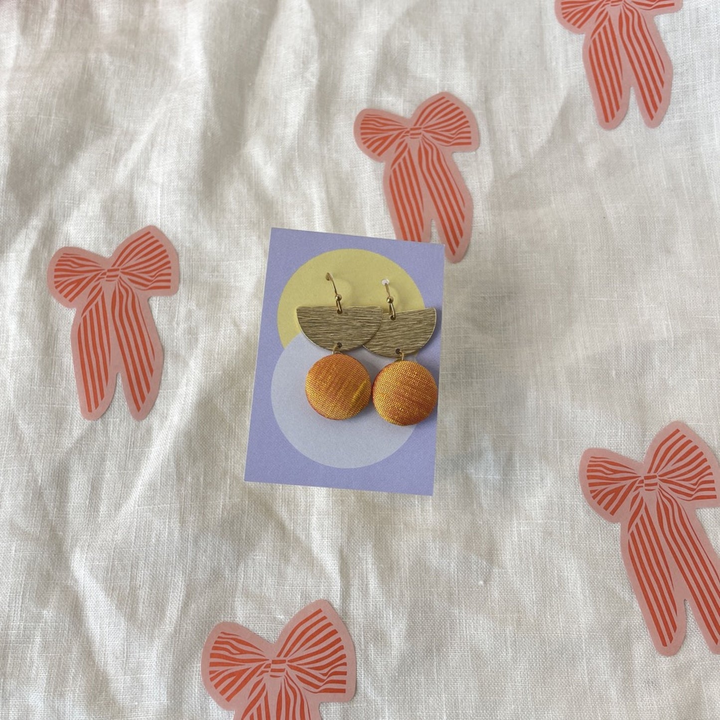 Ohrringe Halbmond . Orangegelber Seide . Sillow