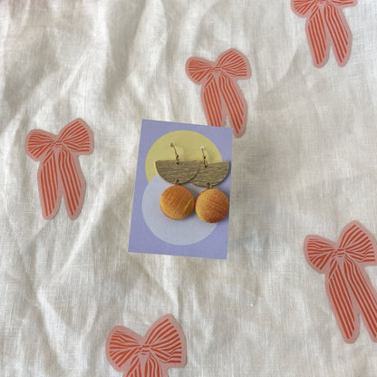Ohrringe Halbmond . Orangegelber Seide . Sillow