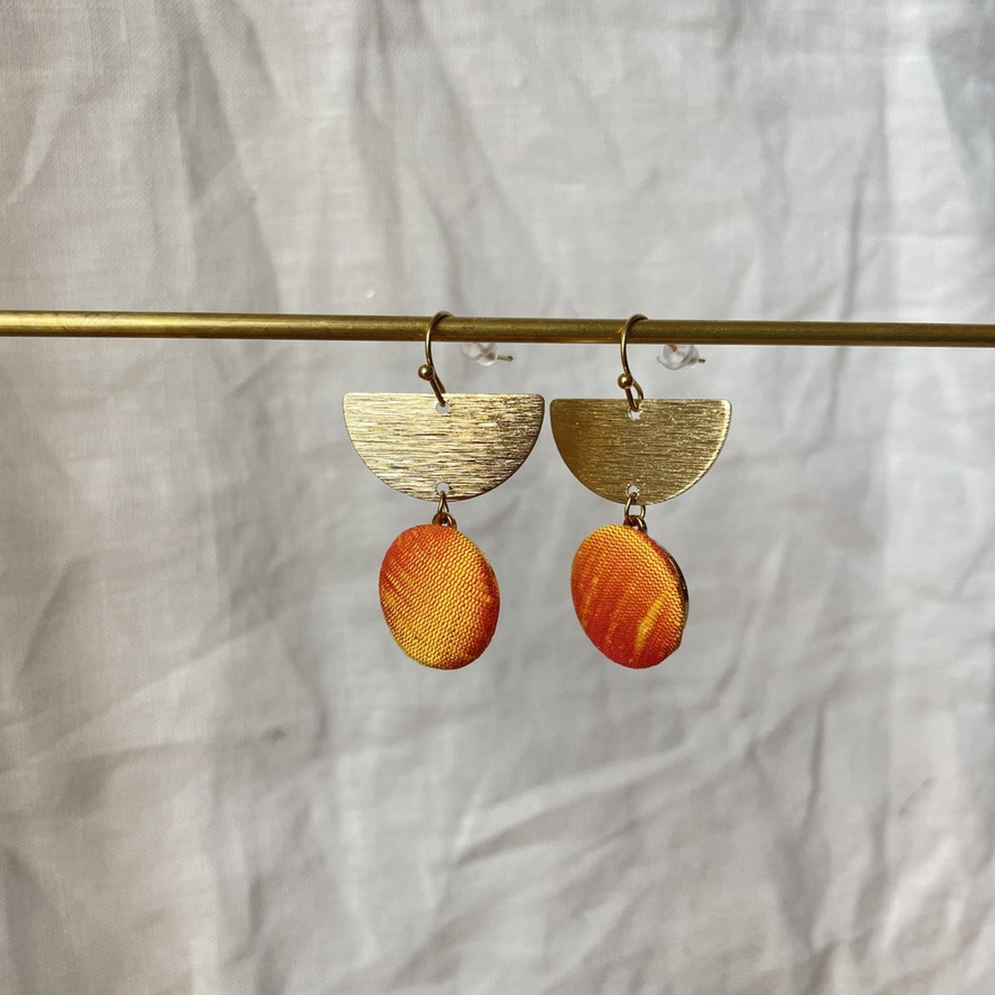 Ohrringe Halbmond . Orangegelber Seide . Sillow