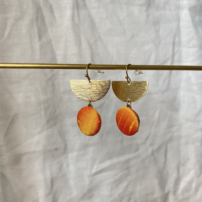 Ohrringe Halbmond . Orangegelber Seide . Sillow