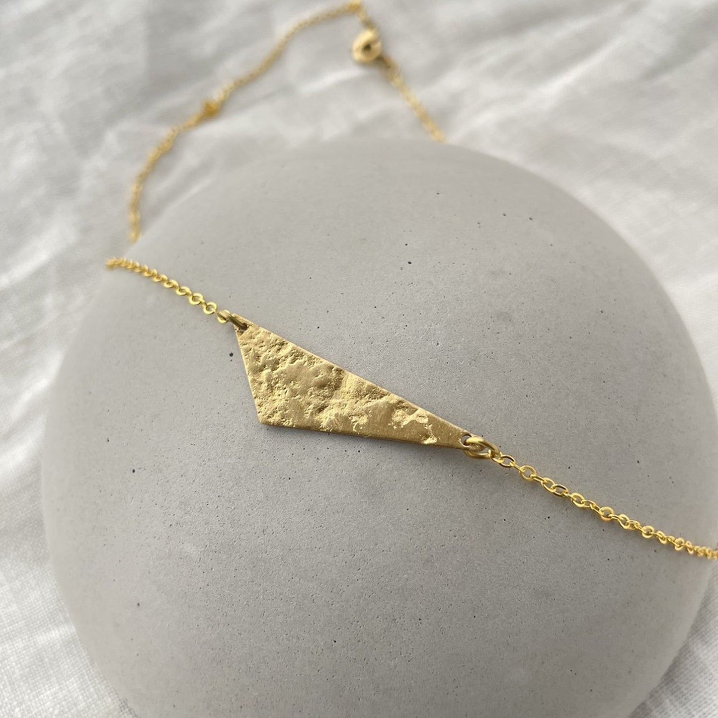 Dria . Kette mit Dreieck . Mond
