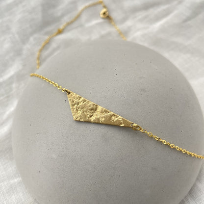 Dria . Kette mit Dreieck . Mond