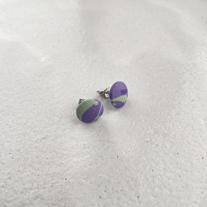 kleine Stoffstecker . Kleckse auf Lila