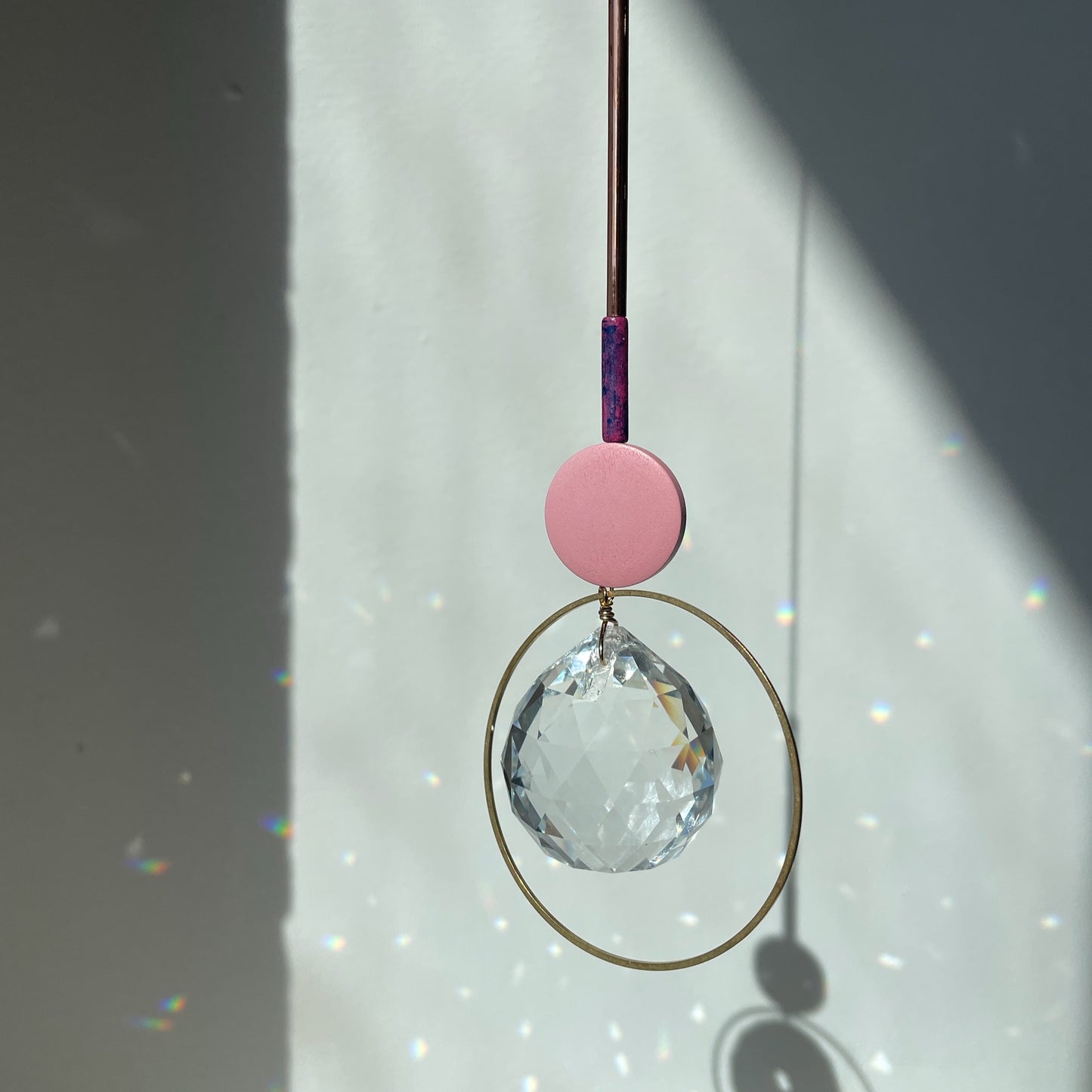 Suncatcher Disc Rosa Holzperle / Lichtfänger / Fensterkristall  / Prisma